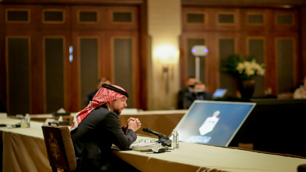 سمو الأمير الحسين بن عبدالله الثاني ولي العهد خلال اجتماع لمتابعة سير إعداد برنامج مخصص لدعم المتقاعدين العسكريين والمحاربين القدامى. (الديوان الملكي الهاشمي)