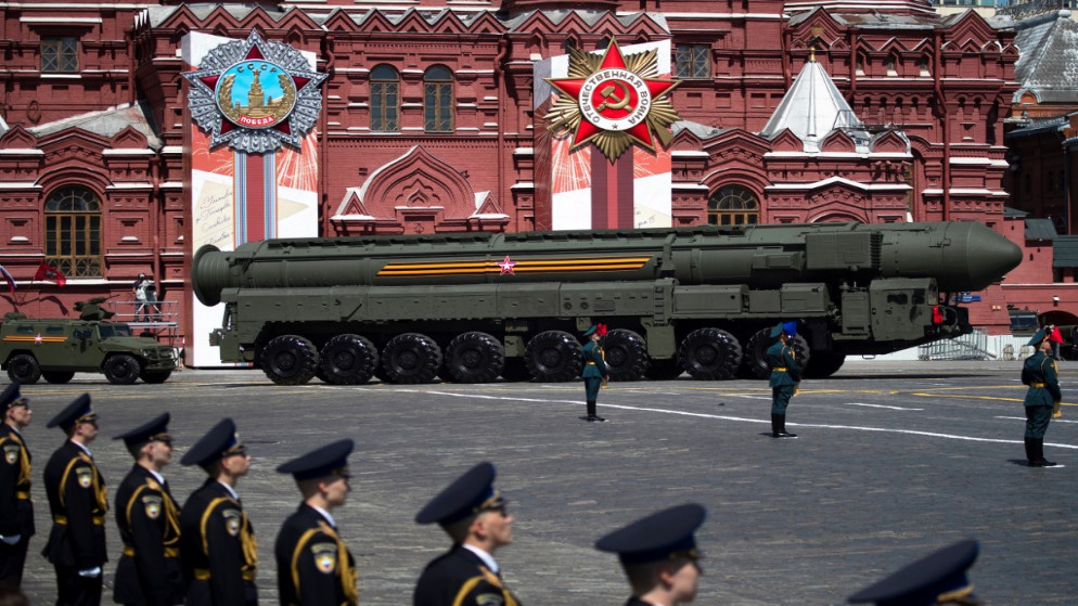 النظام الصاروخي الباليستي "RS-24 Yars" التابع للجيش الروسي يتحرك عبر الميدان الأحمر خلال عرض عسكري، في موسكو، 24 حزيران/يونيو 2020. (أ ف ب)