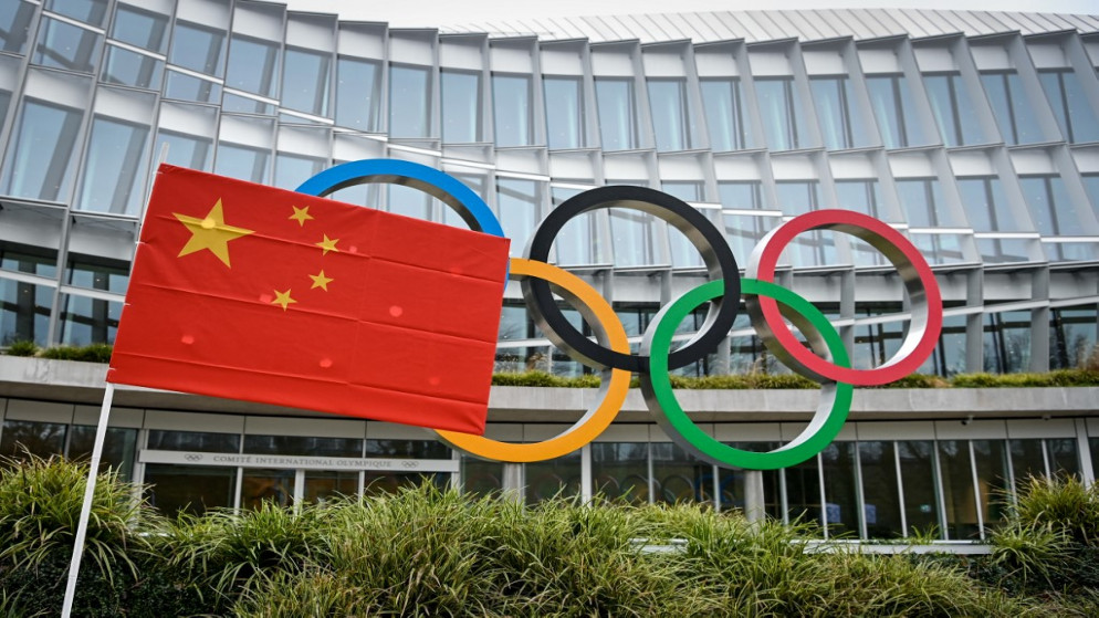 علم الصين يرفرف أمام مقر اللجنة الأولمبية الدولية. 3 فبراير 2021. (أ ف ب)