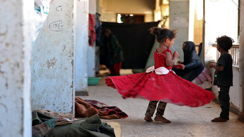 أطفال يلعبون داخل مبنى مدرسة للنازحين الذين فروا من القتال بين الحوثيين والقوات الحكومية اليمنية في بلدة التربة بمحافظة تعز .4 فبراير / شباط 2021. (احمد الباشا / أ ف ب)