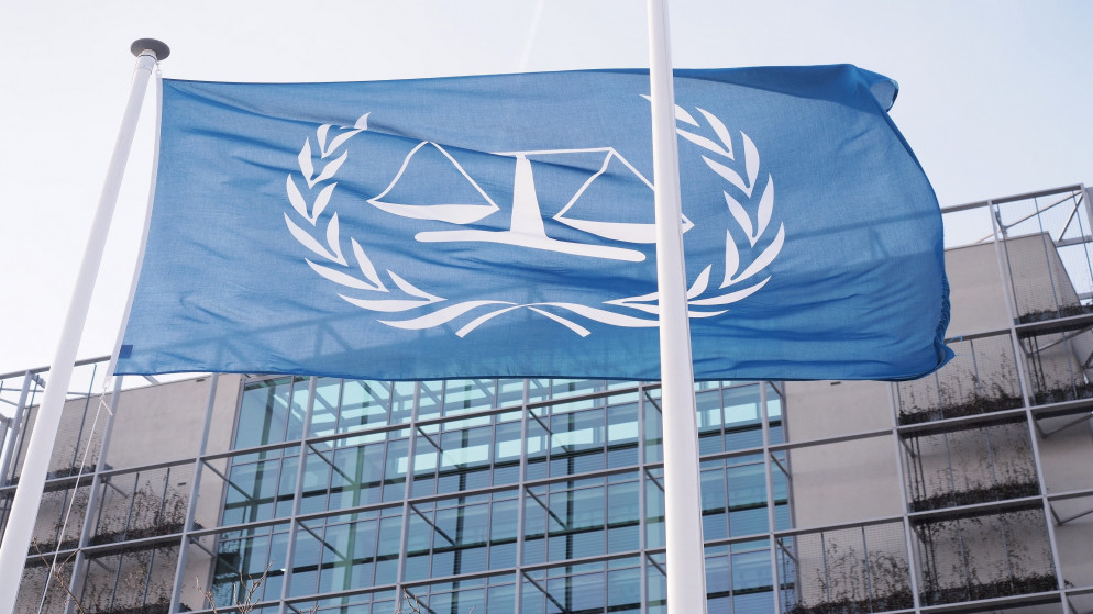 علم المحكمة الجنائية الدولية عند مبنى المحكمة، 27 آذار/مارس 2016. (shutterstock)