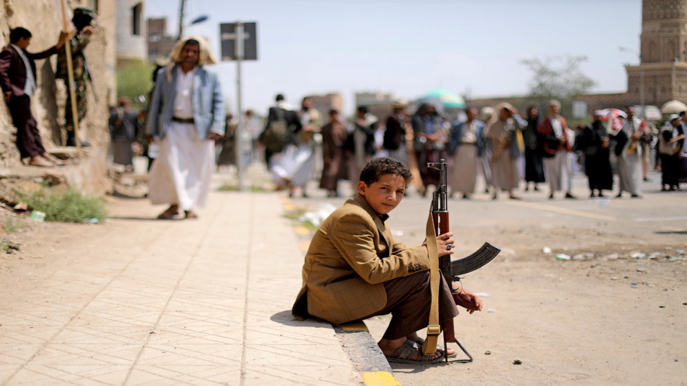 صبي يحمل بندقية بينما يجلس في موقع تجمع نظمه أتباع جماعة الحوثي في صنعاء .30 أغسطس / آب. 2020.(رويترز)