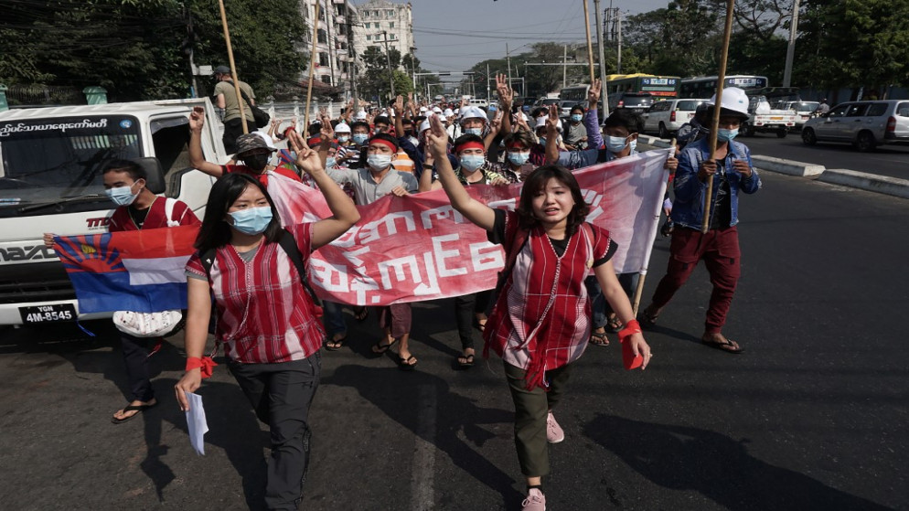 متظاهرون خلال مظاهرة ضد الانقلاب العسكري في يانجون .6 فبراير 2021.(أ ف ب)