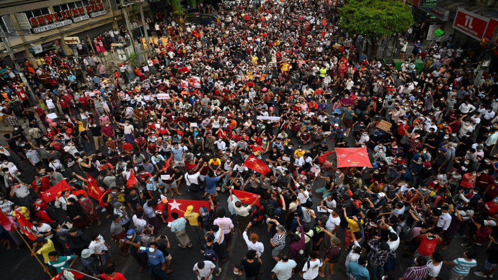 متظاهرون يشاركون في مظاهرة ضد الانقلاب العسكري في يانغون، 6 فبراير 2021. (أ ف ب)