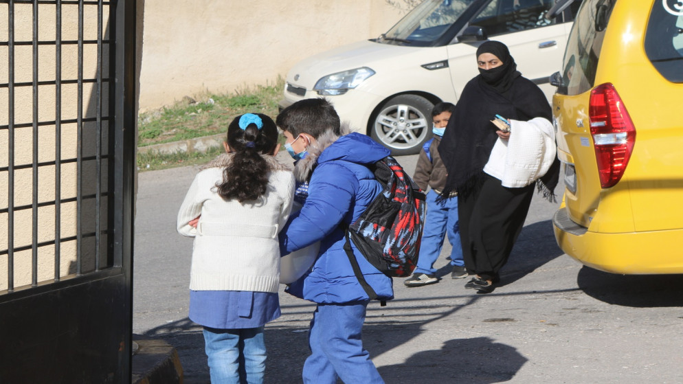طلبة أثناء ذهابهم إلى مدرستهم في العاصمة عمّان.7/2/2021.(صلاح ملكاوي/المملكة)