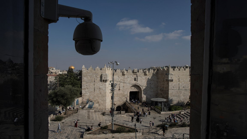 كاميرا مراقبة وضعها الاحتلال الإسرائيلي على إحدى البنايات مقابل باب العامود في القدس المحتلة. 01/02/2021. (عفيف عميرة/ وفا)