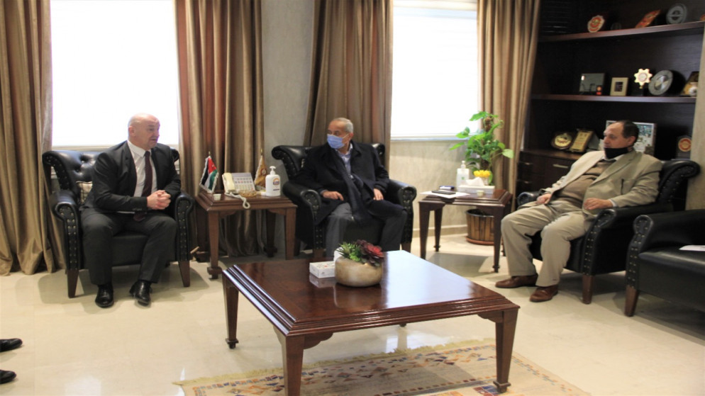 رئيس غرفتي صناعة والأردن وعمّان فتحي الجغبير خلال استقباله سفير البوسنة والهرسك. (المملكة)