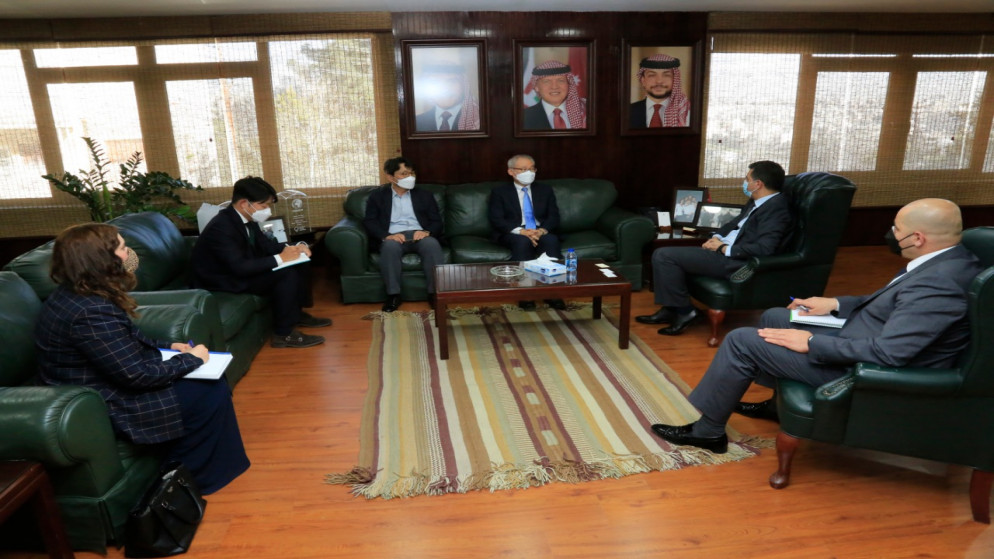 وزير المياه خلال لقائه سفير الجمهورية الكورية الجنوبية في الأردن "لي جي وان" . (المملكة)