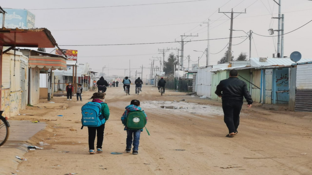 طلاب يذهبون إلى مدارسهم في مخيم الزعتري للاجئين السوريين في محافظة المفرق شمالي الأردن. (مفوضية الأمم المتحدة)