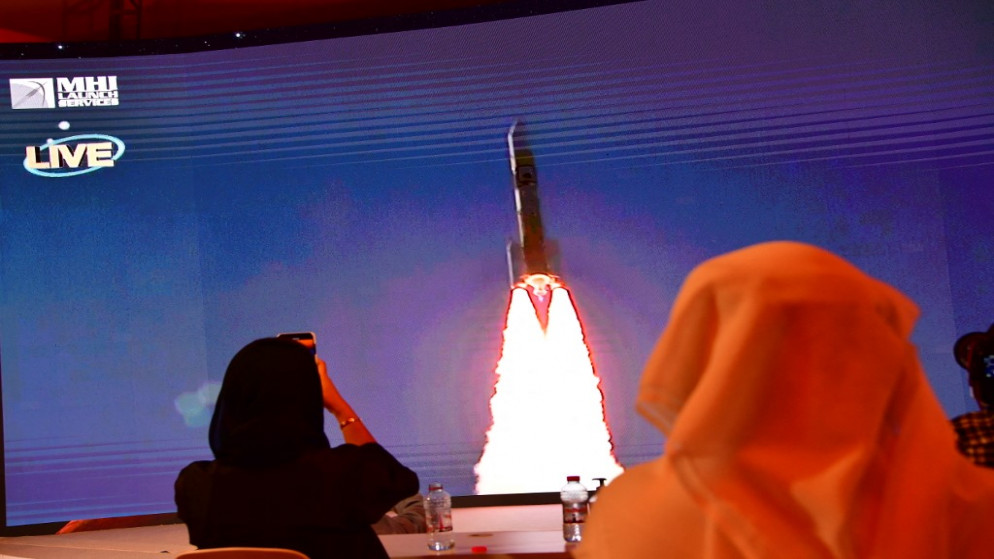 شاشة تبث إطلاق مسبار المريخ "الأمل" في مركز محمد بن راشد للفضاء في دبي، 19 تموز/يوليو 2020. (رويترز)