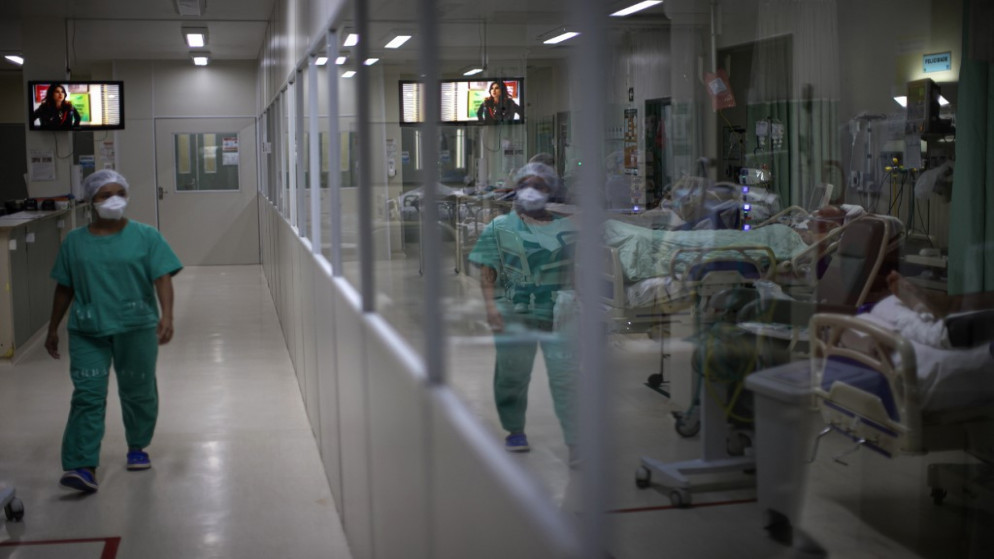 عاملون في مجال الرعاية الصحية يعتنون بمرضى فيروس كورونا في وحدة العناية المركزة بمستشفى عام الإقليمي في بايكسو أمازوناس في البرازيل. 30/01/2021. (أ ف ب)