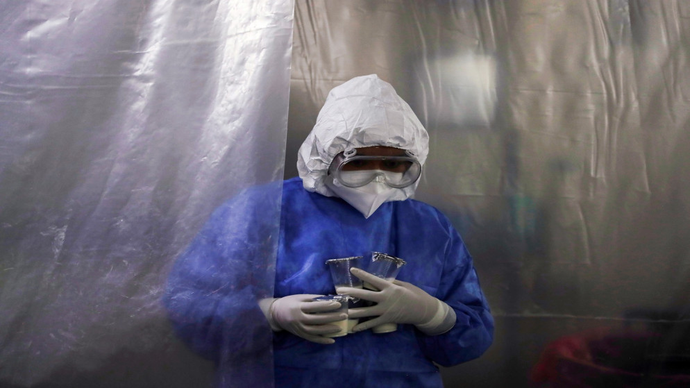 ممرضة تحمل حليب لأطفال مصابين بفيروس كورونا (COVID-19) في وحدة حديثي الولادة في مستشفى .المكسيك .4 فبراير ، 2021. (رويترز)