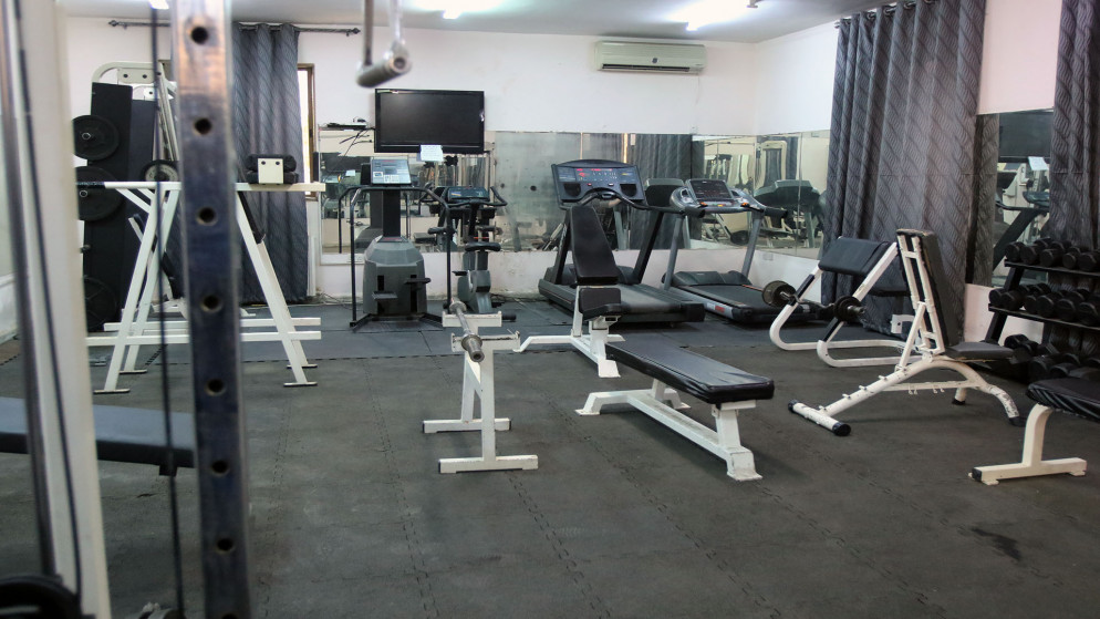 صالة رياضية تضم عدة أجهزة مخصصة لمتلقي العلاج.(صلاح ملكاوي/المملكة))