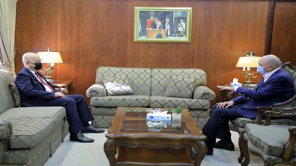 رئيس مجلس الأعيان فيصل الفايز (يمين) يلتقي السفير العراقي لدى الأردن حيدر العذاري. (مجلس الأعيان)