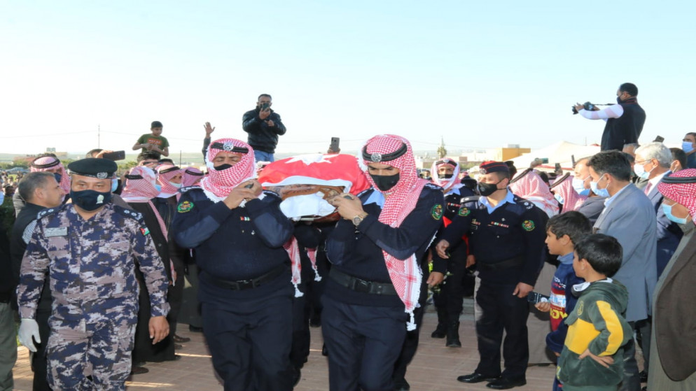 أفراد من الأمن العام يحملون جثمان مدير الأمن العام الأسبق الفريق أول الركن المتقاعد عبدالهادي المجالي (الأمن العام)