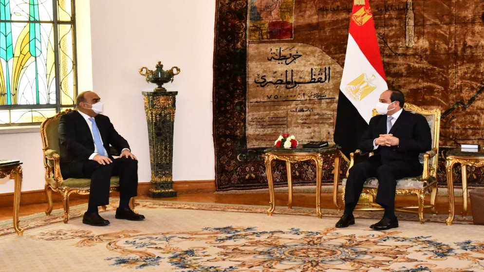 الرئيس المصري عبد الفتاح السيسي خلال استقباله رئيس الوزراء بشر الخصاونة. (رئاسة الوزراء)
