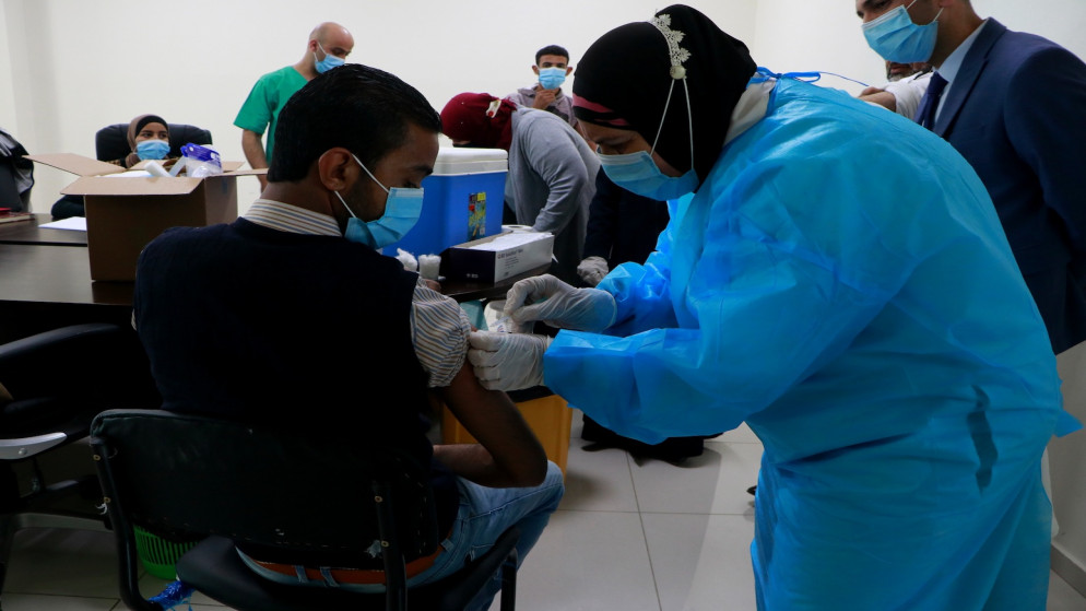 انطلاق حملة التطعيم ضد فيروس كورونا بدءا من الطواقم الطبية والصحية في أريحا. 07/02/2021. (سليمان أبو سرور/ وفا)