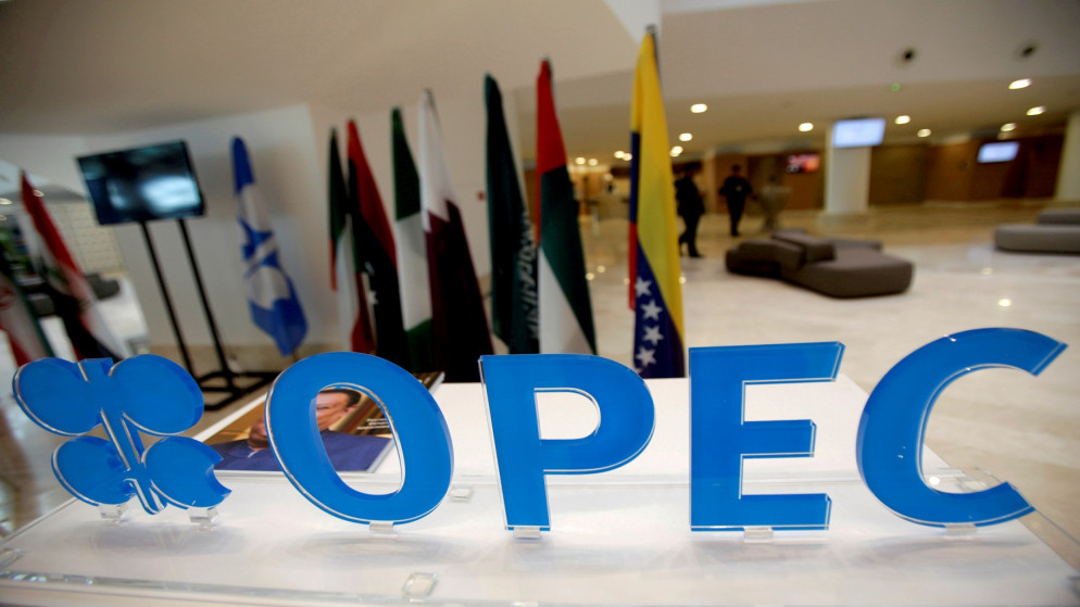 صورة لشعار أوبك قبل اجتماع غير رسمي بين أعضاء منظمة البلدان المصدرة للبترول (أوبك) في الجزائر العاصمة ، الجزائر ، 28 سبتمبر / أيلول 2016. (رويترز)
