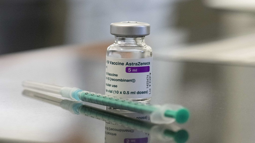 قنينة تحتوي على لقاح Covid-19 من AstraZeneca ومحقنة على طاولة في صيدلية مركز التطعيم في مستشفى روبرت بوش في شتوتغارت، جنوب ألمانيا، 12 شباط/ فبراير 2021. (أ ف ب)