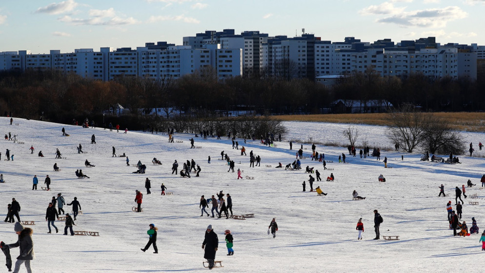 يستخدم الناس الزلاجات الخاصة بهم في حديقة خلال يوم مشمس بعد تساقط الثلوج في برلين، ألمانيا، 12 شباط/ فبراير 2021. (رويترز)