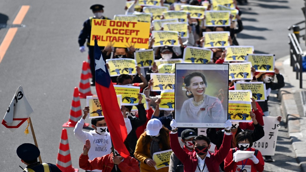 نشطاء يشاركون في احتجاج على الانقلاب العسكري في ميانمار. طوكيو . 14 فبراير 2021. (أ ف ب /تشارلي تريباليو)