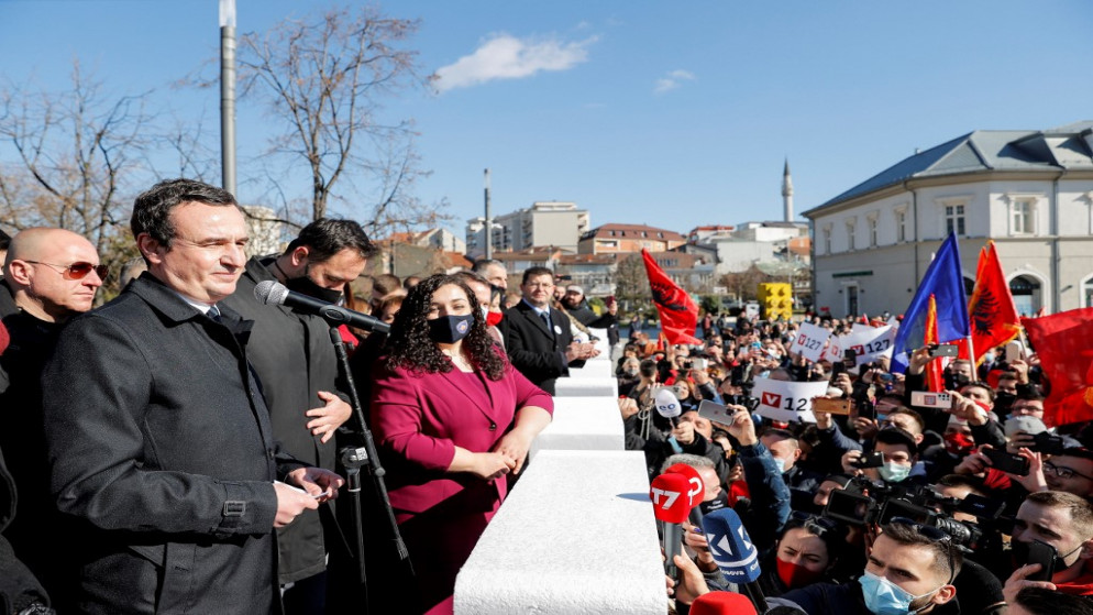 زعيم حركة Vetevendosje (تقرير المصير) ألبين كوريت (يسار) ورئيس كوسوفو بالنيابة فيوسا أوسامي يخاطبان مؤيديهما خلال تجمع حاشد في اليوم الأخير من الحملة للانتخابات البرلمانية في بريشتينا .12 فبراير 2021.(أ ف ب)