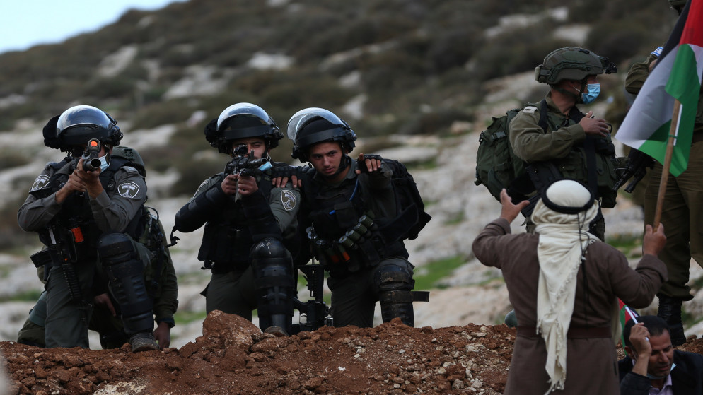 صورة أرشيفية لمواجهات بين فلسطينيين وجنود الاحتلال الإسرائيلي خلال مسيرة سلمية ضد التوسع الاستيطاني في قرية بيت دجن شرق نابلس. 2020/11/27. (وفا)