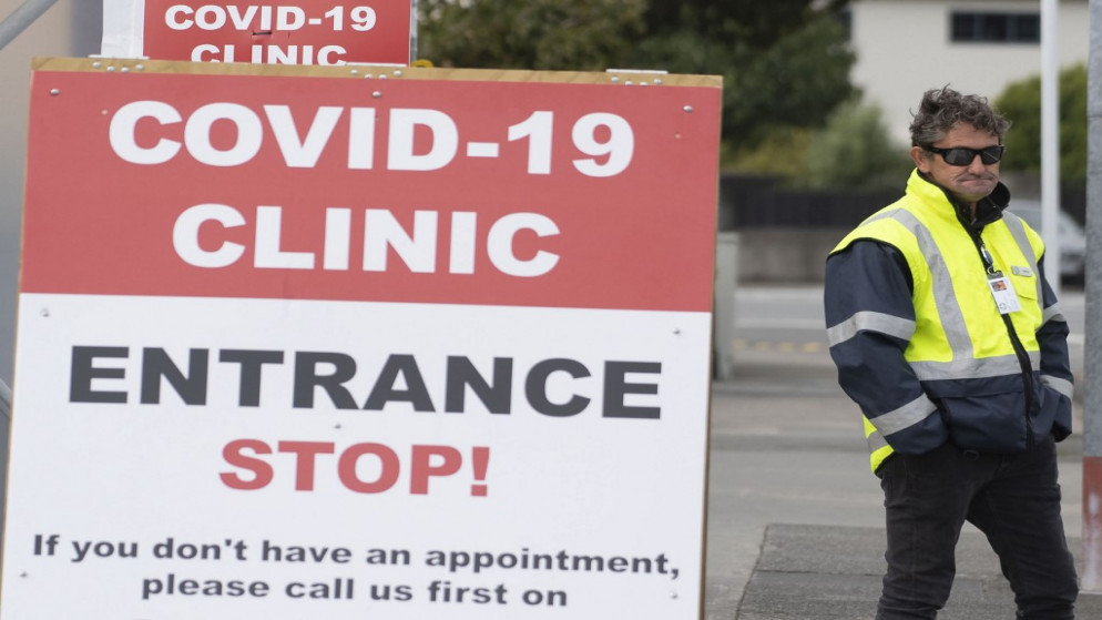 حارس أمني يقف خارج عيادة فيروس كورونا المستجد في لوير هوت قرب ويلينغتون في نيوزلندا. 20/04/2020. (مارتي ميلفيل / أ ف ب)