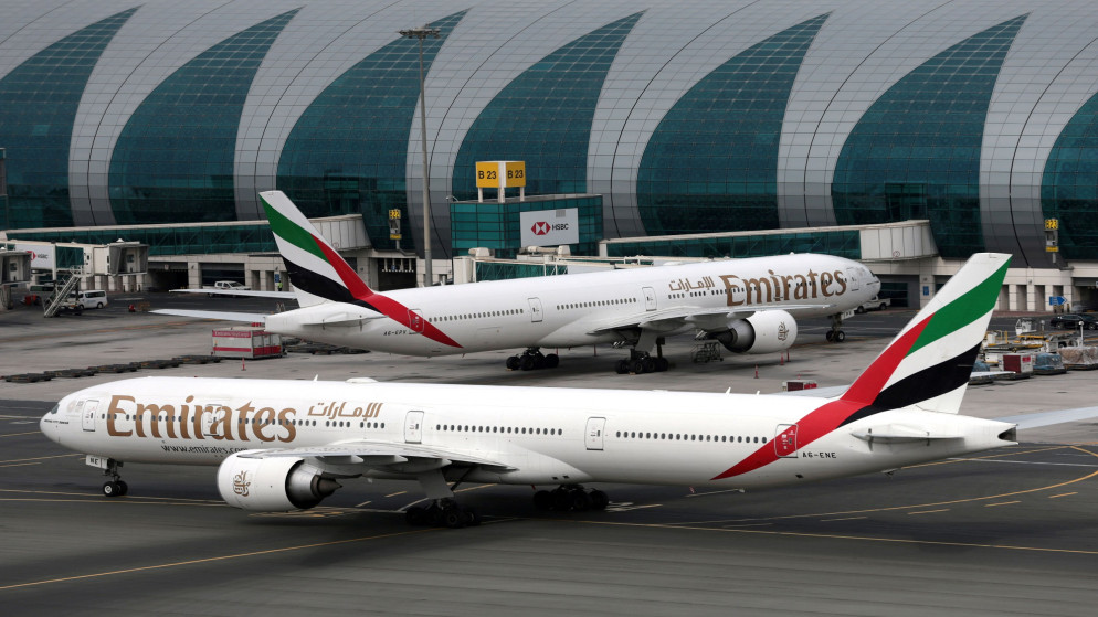 صورة أرشيفية لطائرات بوينغ 777-300ER تابعة لشركة طيران الإمارات في مطار دبي الدولي في الإمارات العربية المتحدة. 15/02/2019. (كريستوفر بايك / رويترز)
