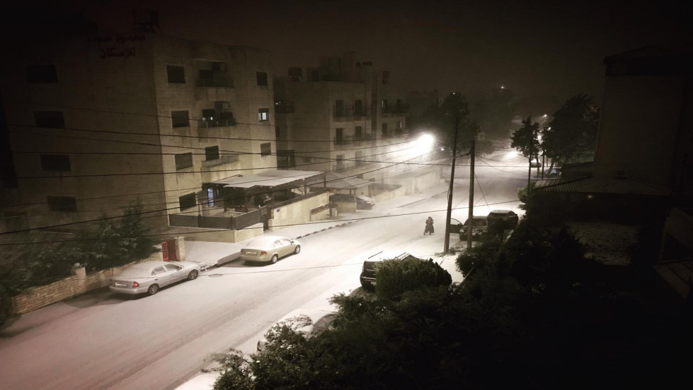 شارع في منطقة الكمالية في عمان يكتسي بالثلوج. (عمرو دجاني/ المملكة)
