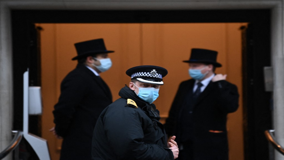 ضابط شرطة يقف عند مدخل مستشفى الملك إدوارد السابع في وسط لندن .17 فبراير 2021 حيث يمكث الأمير البريطاني فيليب. (أ ف ب)