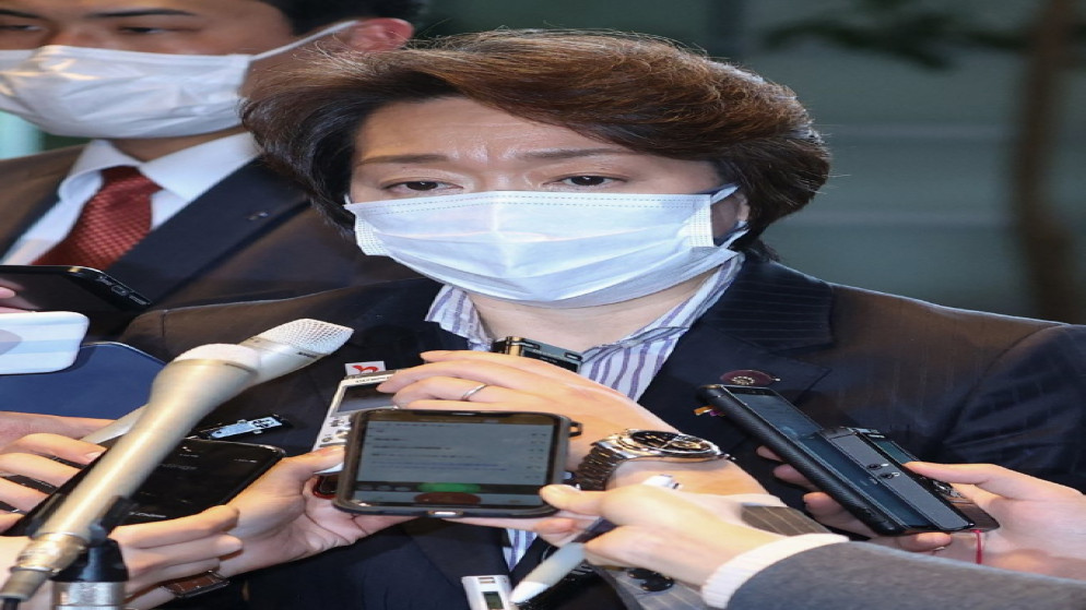 وزيرة الألعاب الأولمبية السابقة سيكو هاشيموتو  تجيب عن أسئلة الصحفيين بعد تقديم استقالتها.18 فبراير 2021.(أ ف ب)