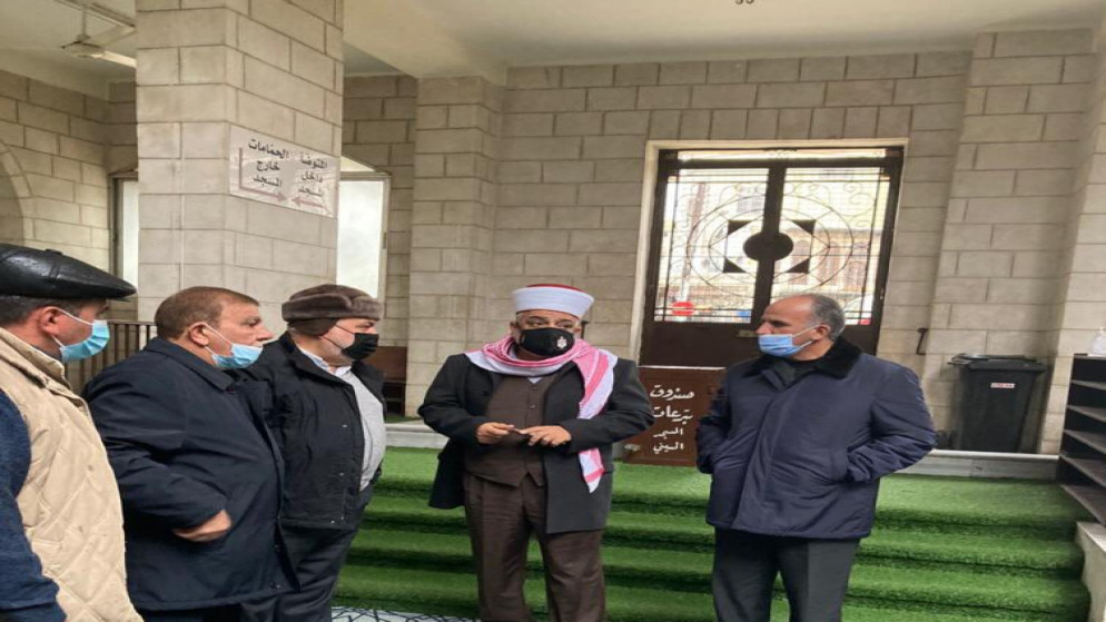 وزير الأوقاف والشؤون والمقدسات الإسلامية خلال تفقده المسجد الحسيني في منطقة وسط البلد في العاصمة عمّان. (وزارة الأوقاف)