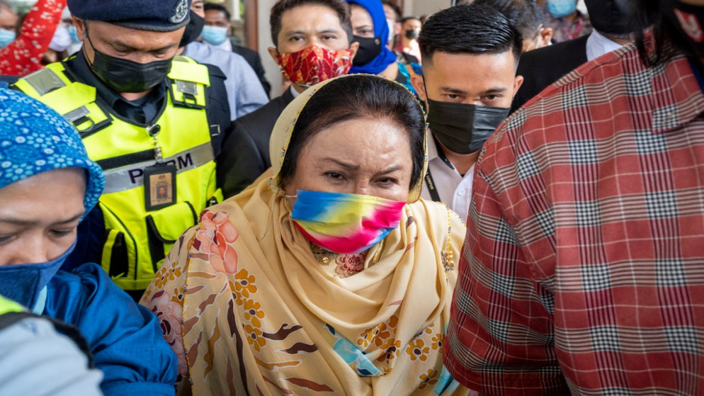 روسمة منصور (وسط)، زوجة رئيس الوزراء الماليزي السابق تغادر مجمع محاكم دوتا بعد جلسة استماع في محاكمتها في قضية الفساد في كوالالمبور. 18/02/2021. (محمد رسفان / أ ف ب)