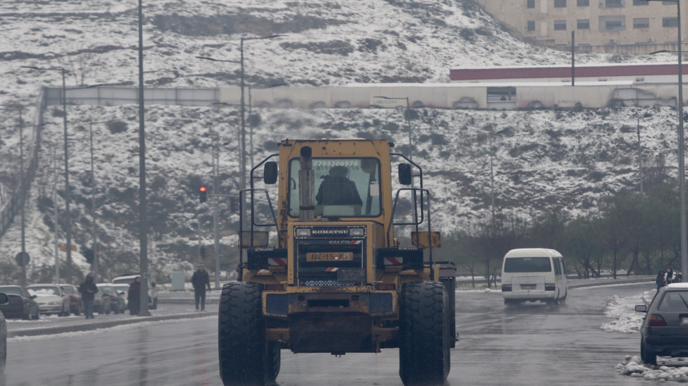 آلية تعمل على فتح الطرق لإزالة الثلوج في العاصمة عمّان. (صلاح ملكاوي / المملكة)
