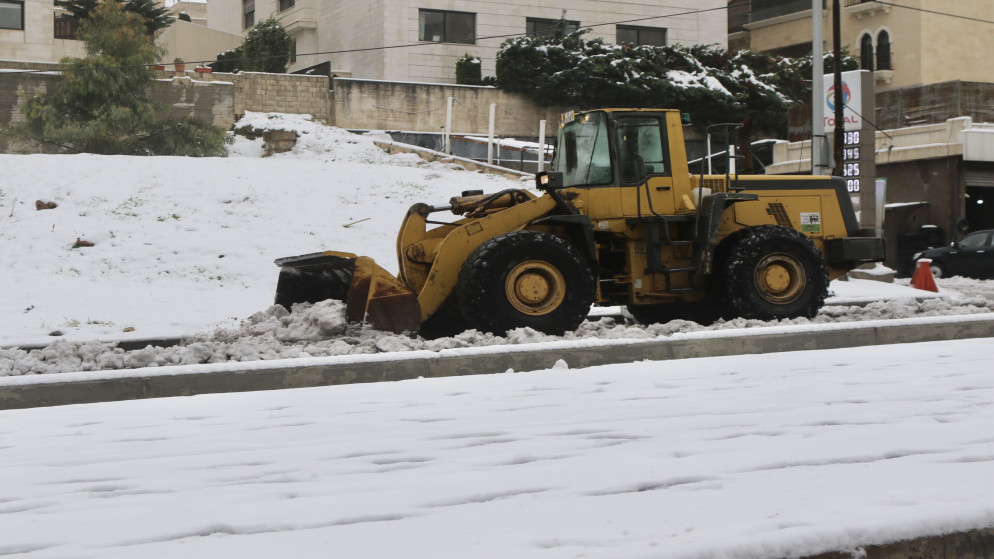 كاسحات ثلوج لإزالة الثلوج عن جوانب الطرق في العاصمة عمّان. (صلاح ملكاوي / المملكة)