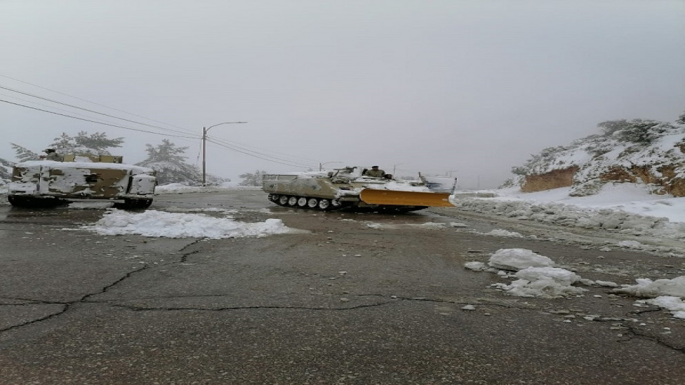 آليات تابعة للقوات المسلحة تشارك بفتح طريق تتراكم عليه الثلوج. (القوات المسلحة)