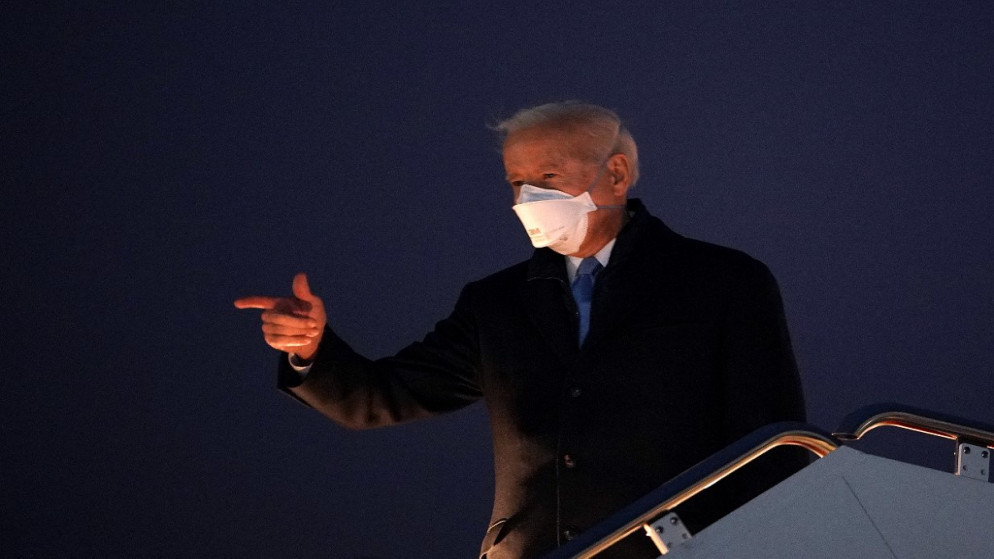 الرئيس الأميركي جو بايدن أثناء صعوده طائرة الرئاسة قبل مغادرته من قاعدة أندروز الجوية في ماريلاند .12 فبراير 2021.(أ ف ب)