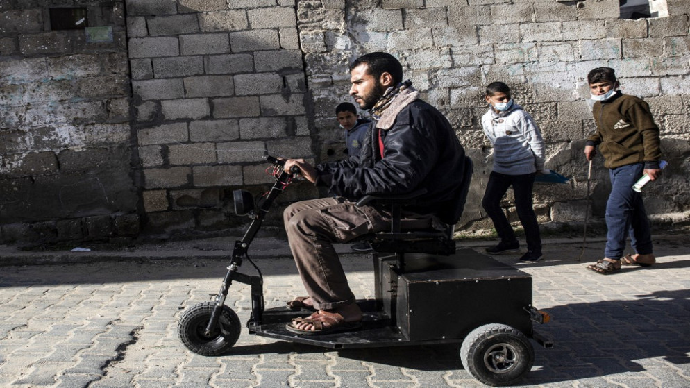 فلسطيني يختبر مركبة كهربائية صغيرة جنوب قطاع غزة . 14 فبراير ، 2021. (أ ف ب)