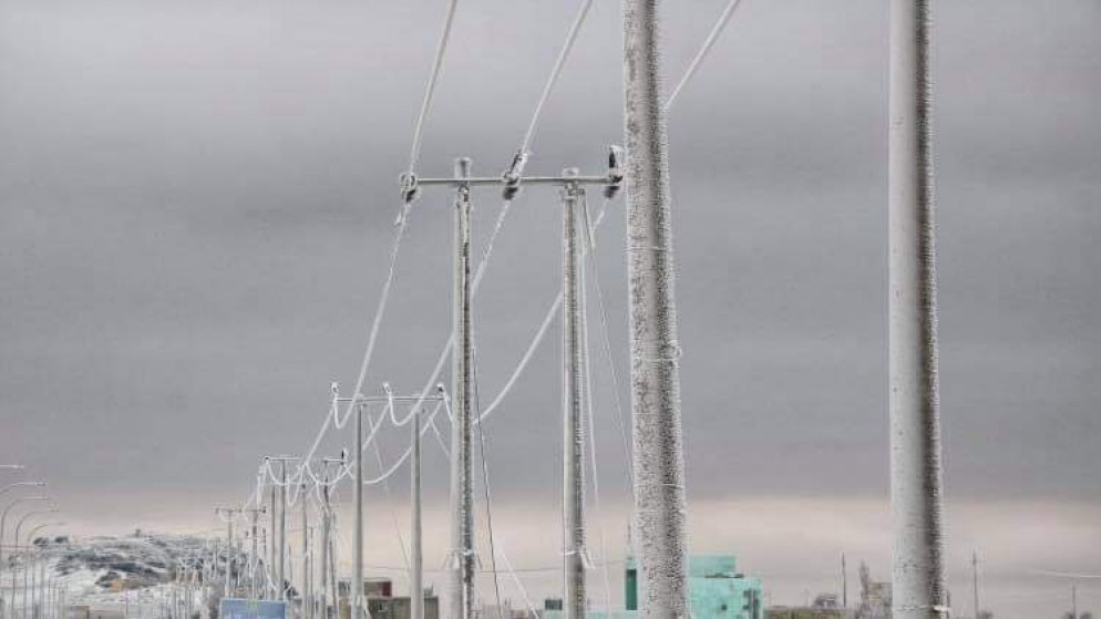 صور الثلوج والانجماد على الشبكات الكهربائية في منطقتي الشوبك والقادسية. (شركة توزيع الكهرباء)
