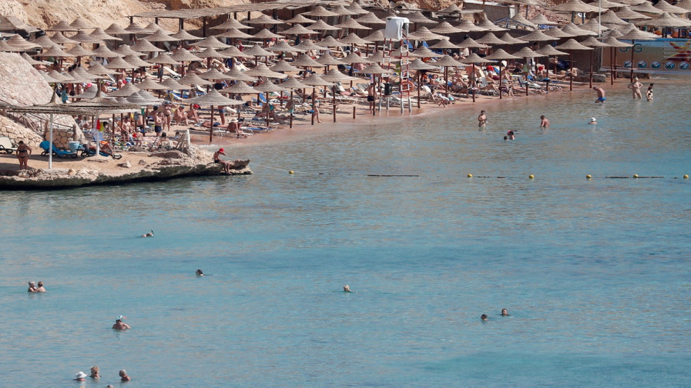 سائحون يستمتعون بيوم على الشاطئ في منتجع شرم الشيخ على البحر الأحمر ، جنوب القاهرة ، مصر ، 6 فبراير 2021. (رويترز)