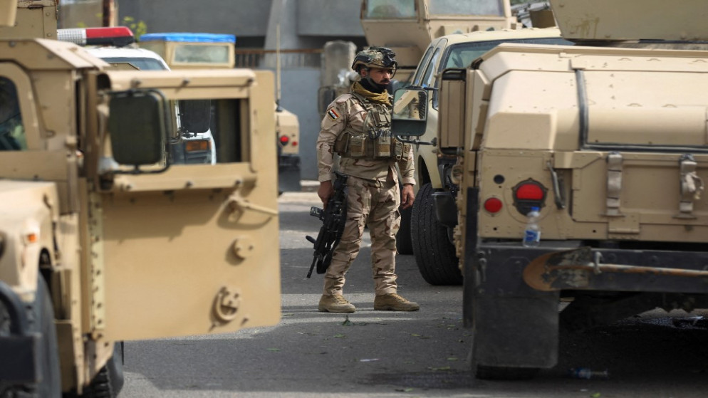 عنصر في قوات الأمن العراقية بعد اشتباكات مع "داعش" شمال بغداد. (أ ف ب)