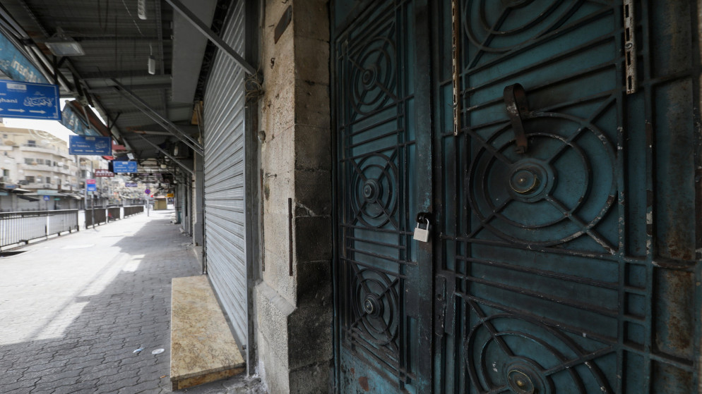 محال مغلقة في منطقة وسط البلد في عمان خلال حظر تجول شامل، 9 تشرين الأول/أكتوبر 2020. (محمد حامد/ رويترز)