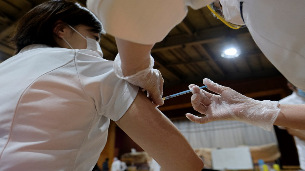 عامل طبي، يتلقى جرعة من لقاح "Covid-19" خلال حملة تلقيح وطنية ضد الفيروس في مستشفى شيبا إيست في تشيبا، 19 شباط/ فبراير 2021. (أ ف ب)