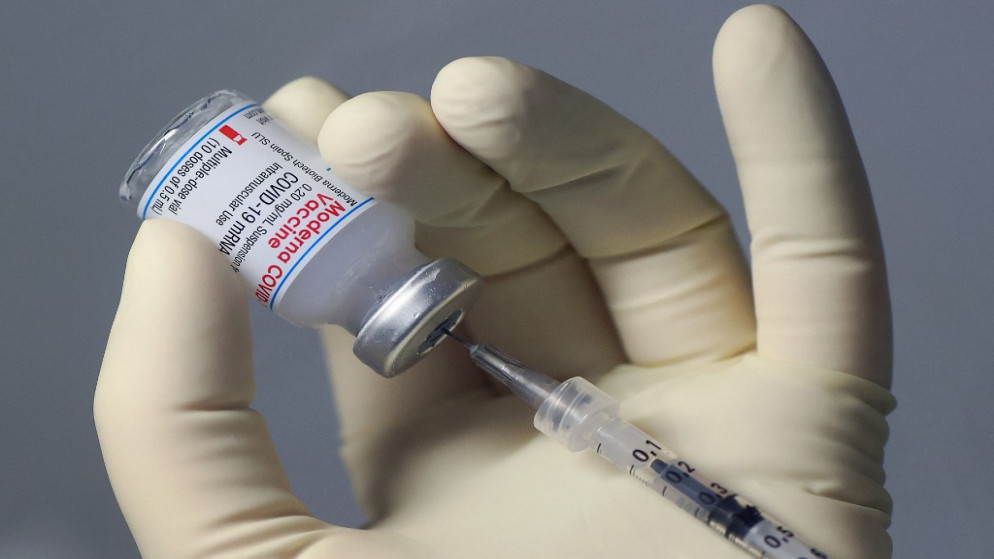 صيدلاني يقوم بتعبئة حقنة بلقاح Moderna Covid-19 في مركز التطعيم ضد كورونا في المستشفى الجامعي في ماغديبورغ ، شرق ألمانيا. 22 يناير 2021. (أ ف ب)