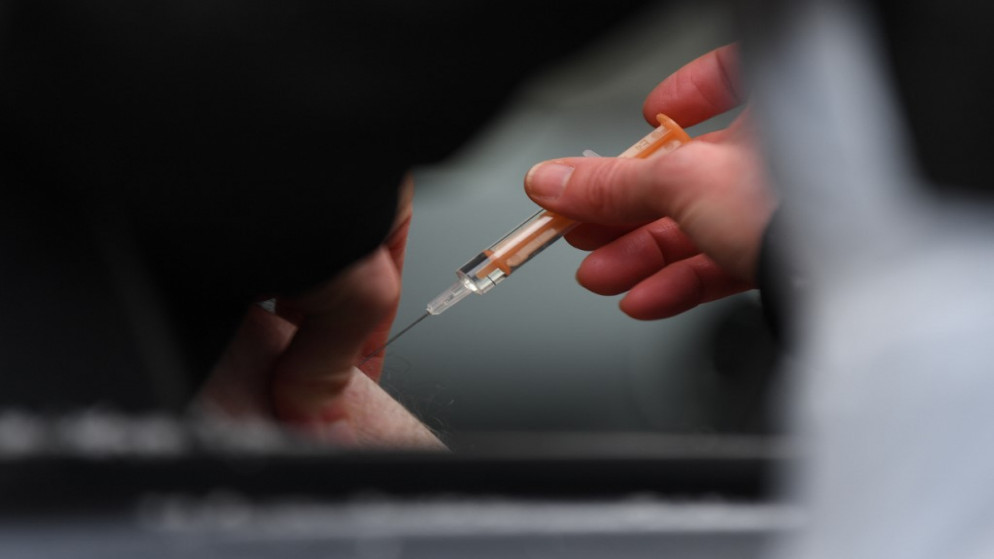 عامل في القطاع الصحي يعطي لقاحا مضادا لكوفيد-19 عبر مركز تطعيم شمالي لندن. 08/02/2021. (دانيال ليال-أوليفاس / أ ف ب)