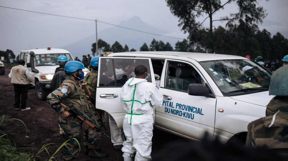 مركبة طبية ورجال أمن قرب الاعتداء الذي طال السفير الإيطالي في الكونغو. (أ ف ب)