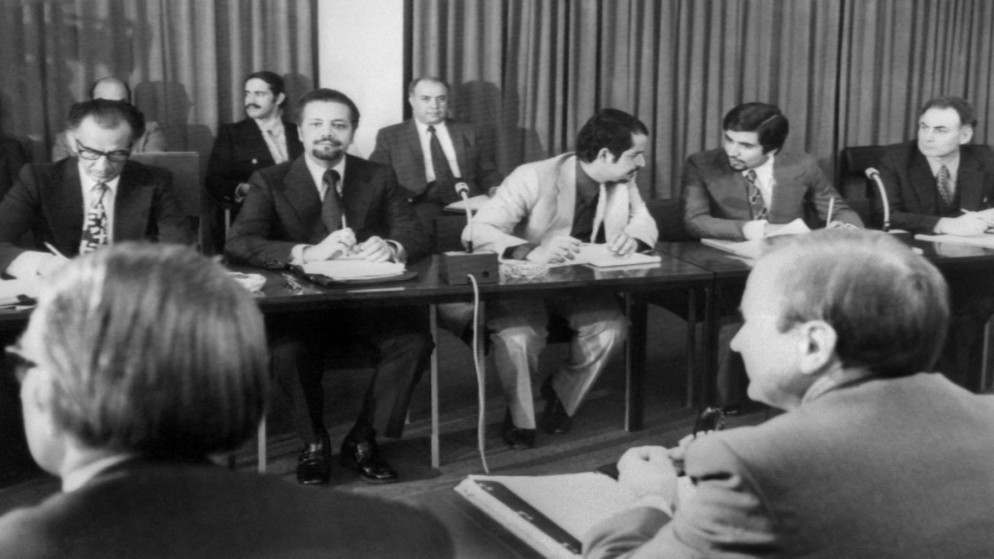 وزير النفط السعودي الأسبق أحمد زكي يماني يتوسط اجتماعا في فيينا عام 1973. (أ ف ب)