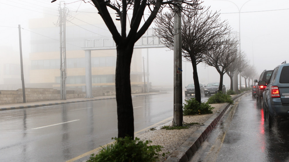 صورة أرشيفية لشارع مبتل من الأمطار في عمّان. (صلاح ملكاوي/ المملكة)