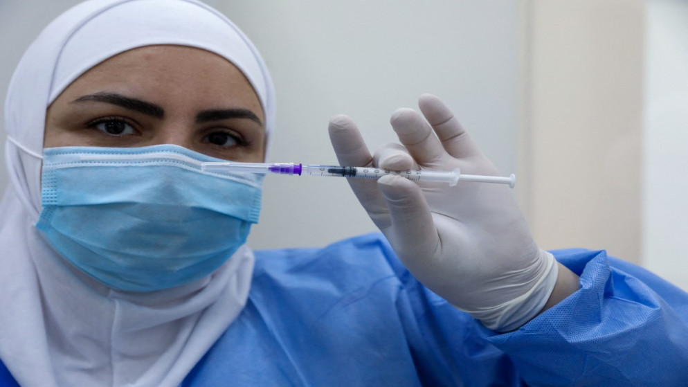 جرعة من لقاح فايزر-بيونتيك في مستشفى رفيق الحريري في العاصمة اللبنانية بيروت، 14 شباط/فبراير 2021. (أ ف ب)